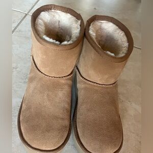 Uggs girls Big Kid platform Mini Ugg Boots size 5, Chestnut